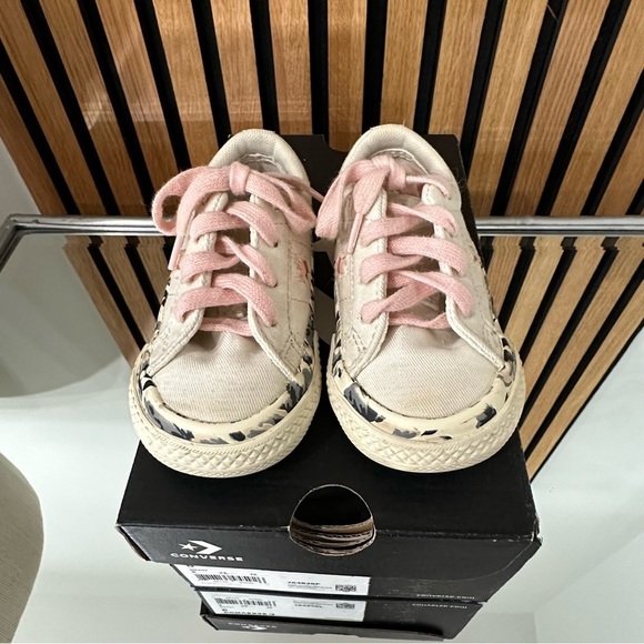 Converse One Star Ox Sneaker White and Pink  Size 6 - Picture 2 of 6